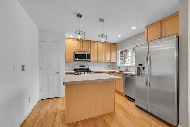 Building Photo - $2,800.00- 3-bed, 3.5 bath Townhome with Finished Basement and Fireplace in Broomfield!