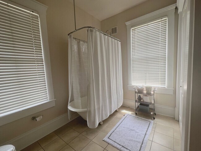 Building Photo - 2 BED | 2 BATH | PRIVATE FRONT AND BACK PORCH | MIDTOWN