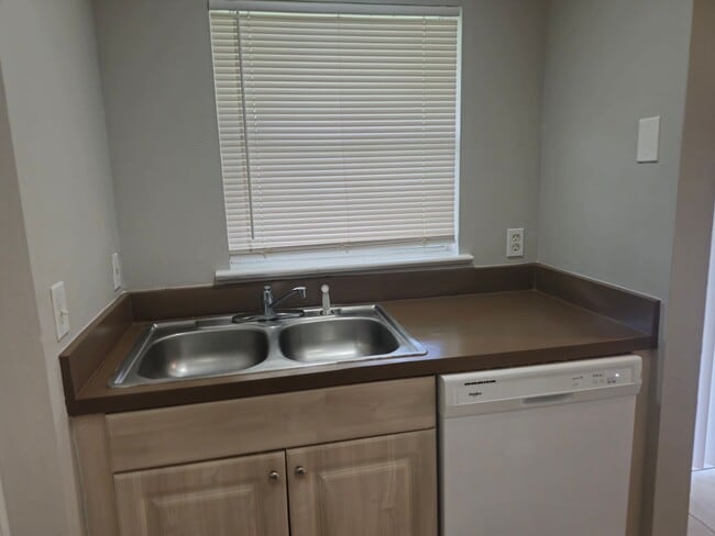 Building Photo - 3 bedroom 2 bath in Lehigh Acres