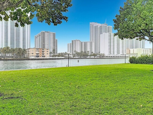 Building Photo - 1000 Parkview Dr