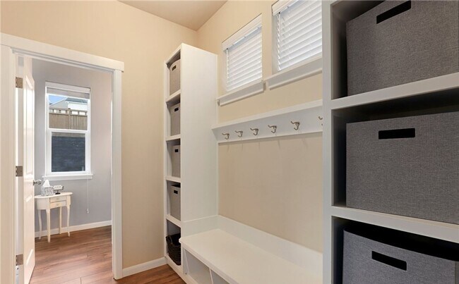 Building Photo - Beautiful large 4 bedroom home in the High...