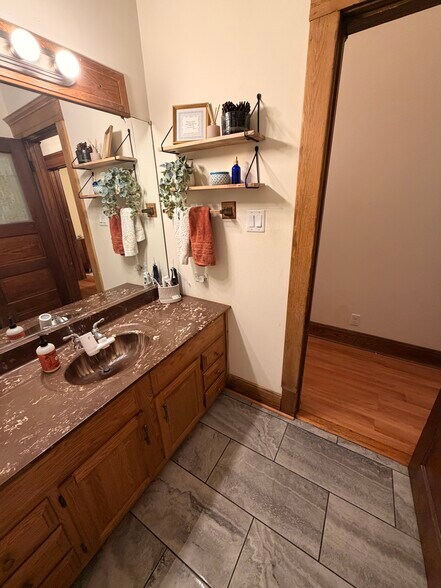 Building Photo - 1037 N Damen Ave