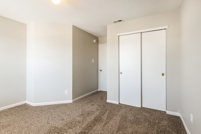 Building Photo - 864 Olmsted Dr