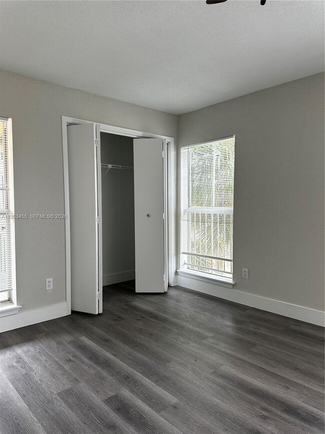 Building Photo - 833 Riverside Dr