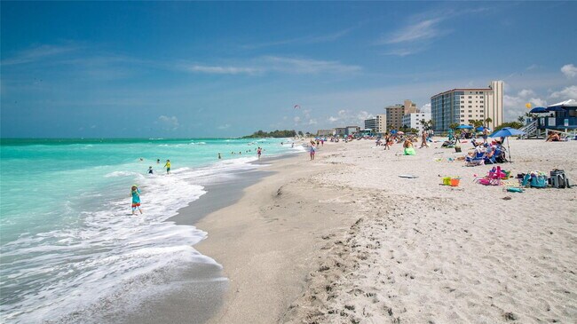 Building Photo - Beach and Downtown Venice! Furnished ground floor condo! Gorgous!