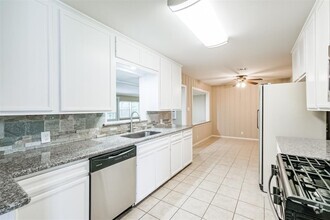 Building Photo - 4837 Hummingbird St