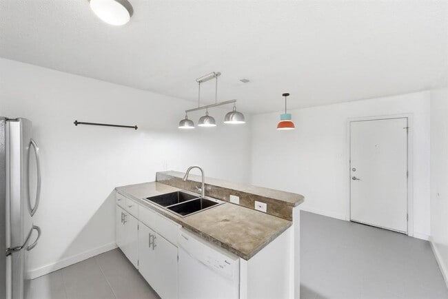 Building Photo - 3408 Dolphin Dr