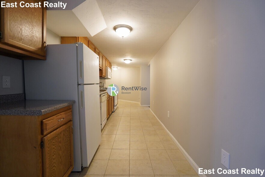 Building Photo - 21 Linden St