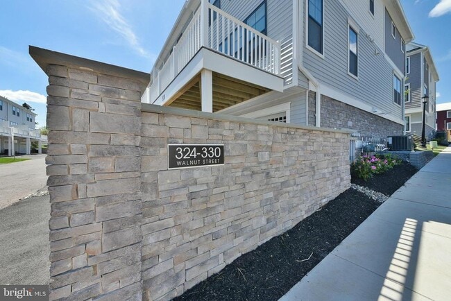 Building Photo - 328 Walnut St