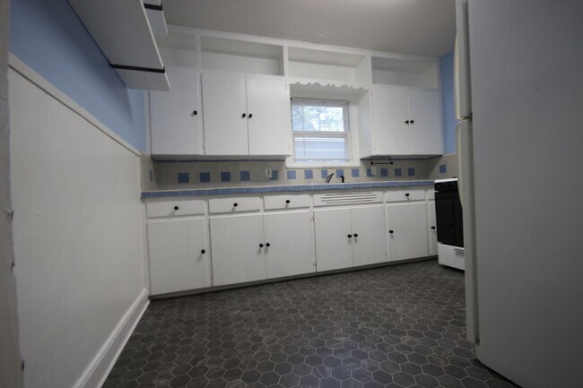 Building Photo - North Loop/Burnet Corridor LARGE 2/1 Duple...