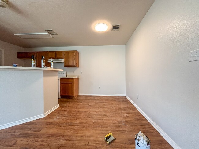 Building Photo - 105 Long Ln