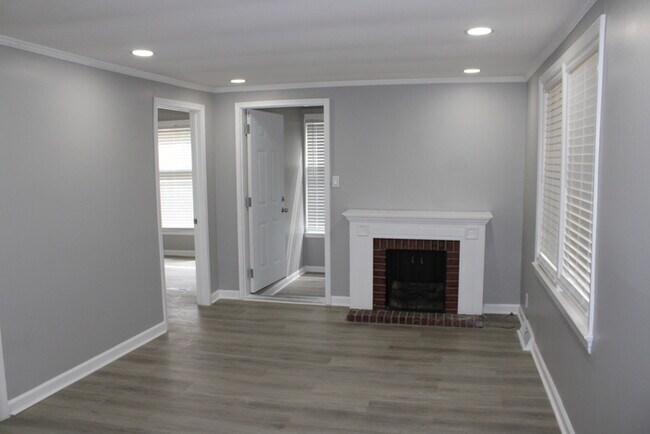 Building Photo - Unique Rental in Grandview with 3 bay gara...