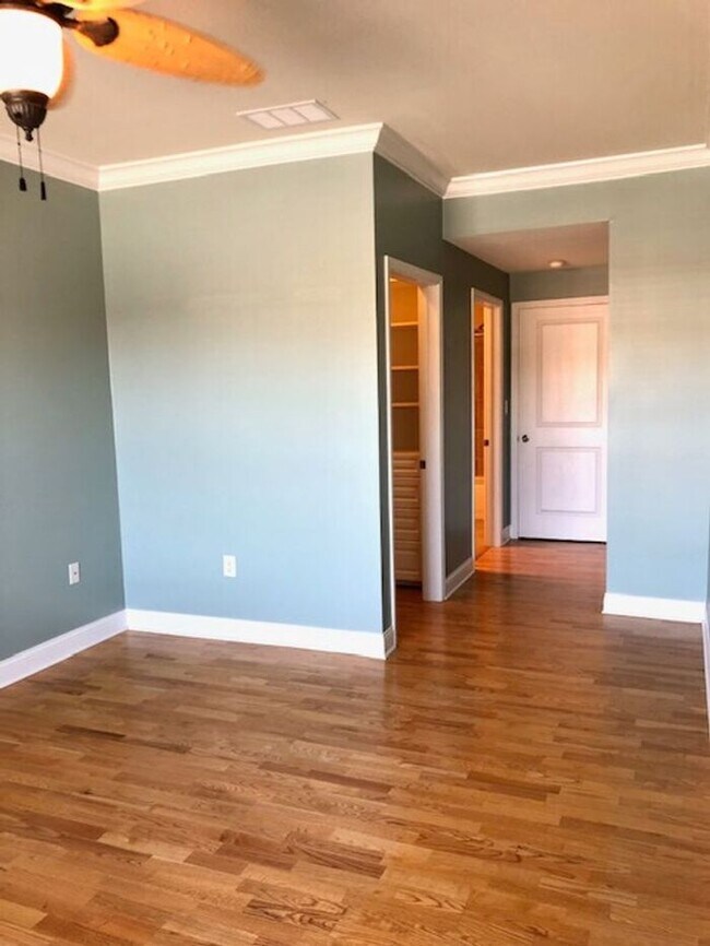 Building Photo - Top Floor Condo in Great Carmel Location!