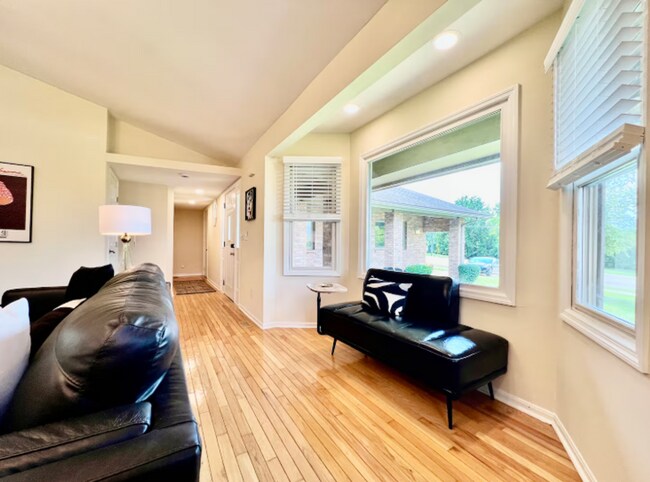 Building Photo - Large, stylish home in heart of Liberty twp.