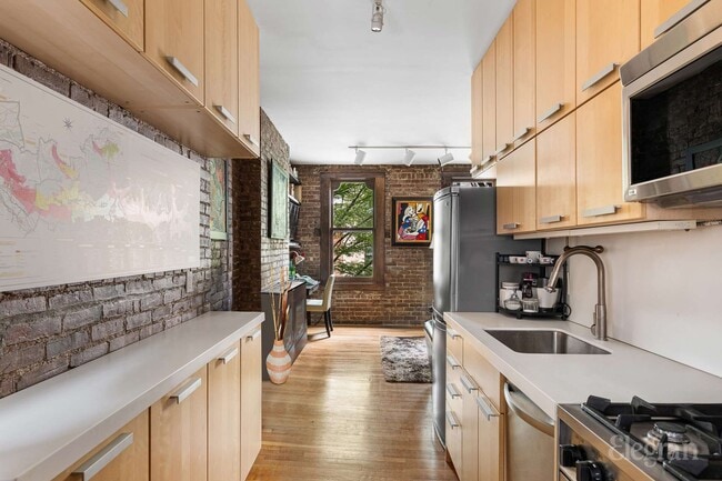 Building Photo - 138 W 10th St