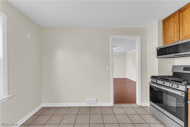 Building Photo - 10518 Langton Ave