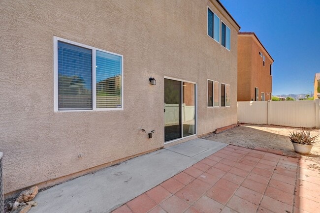 Building Photo - Beautiful 3 Bedroom + Loft - SOLAR INCLUDED!
