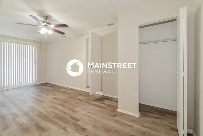Building Photo - 3 Bedroom Pet-Friendly Home in DELAND, FL with Main Street Renewal