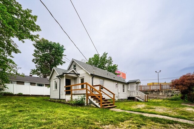Building Photo - Bright & Charming 2bed/1bath + Mudroom Home in Tacoma!