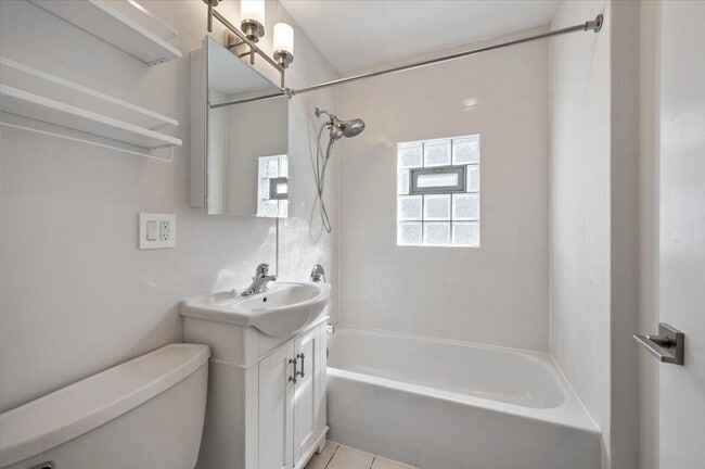 Building Photo - 2939 N Ashland Ave