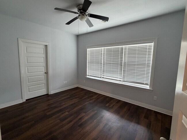 Building Photo - Beautiful craftsman home in highly desirable neighborhood