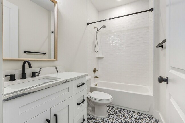 Building Photo - Luxurious 3 Bedroom Condo with Spacious La...