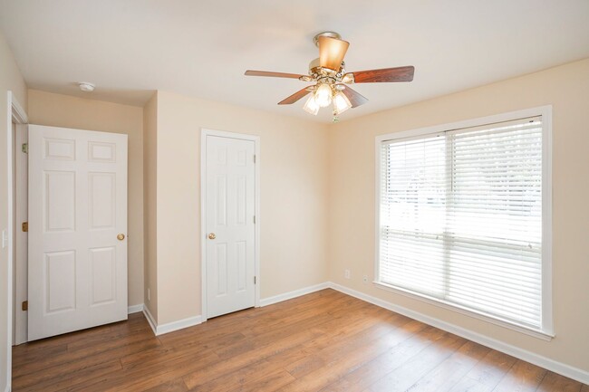 Building Photo - Lovely Townhome in Murfreesboro!