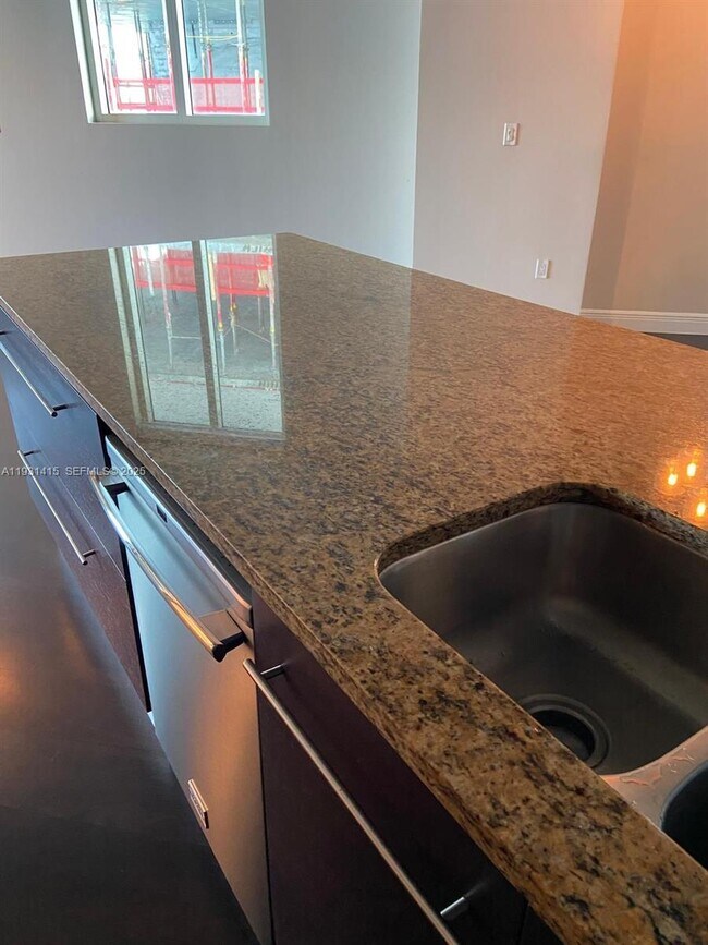 Building Photo - 700 NE 25th St