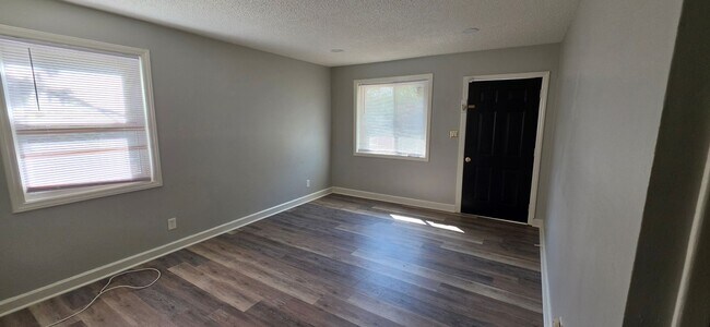 Building Photo - Move in Ready!!