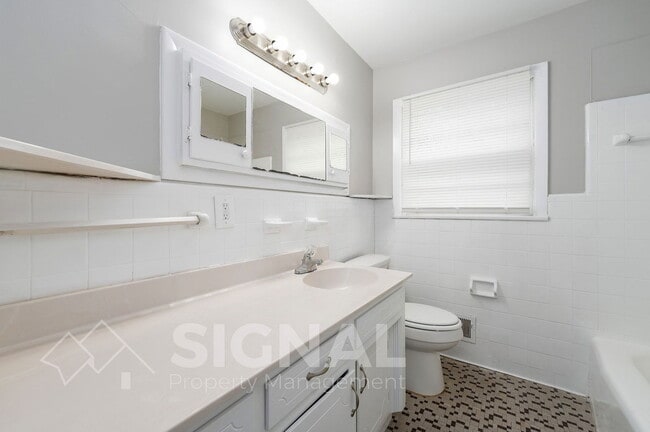 Building Photo - 425 Forsythe St