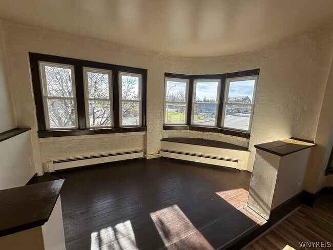 Building Photo - 654 Hertel Ave