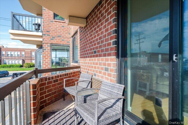 Building Photo - 730 W Broadway