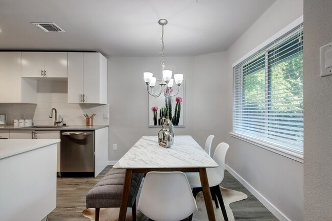 Building Photo - 3208 Northeast Dr