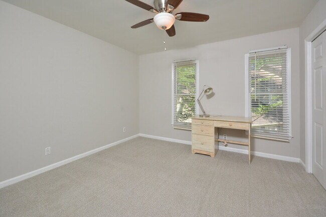 Building Photo - Charming Durham Townhome in Westgate Townes!