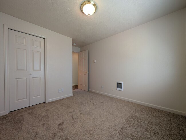 Building Photo - 3-Bedroom, 1.5-Bath Duplex In The Thurston Area of Springfield!