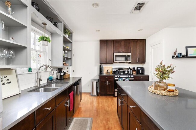 Building Photo - 5405 Sunshine Dr