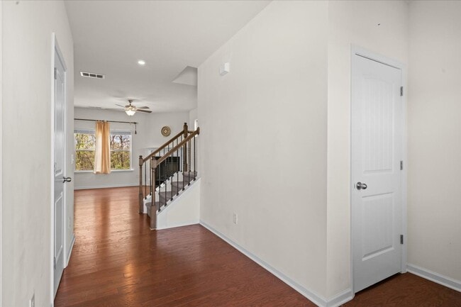 Building Photo - 1407 Red Hill Dr