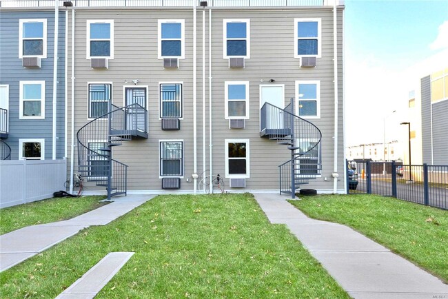Building Photo - 420 Schroeders Ave