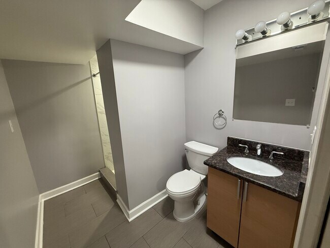 Building Photo - 6954 N Greenview Ave