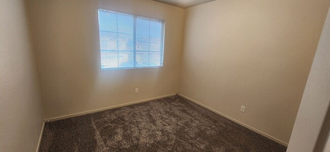 Building Photo - 3 Bedroom 2.5 bsthroom home in Gated Elk Grove Communtiy