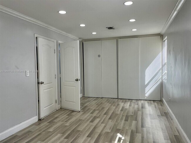 Building Photo - 4010 SW 112th Ave