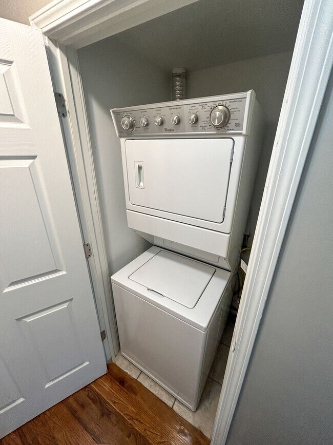 Building Photo - Sunny and Spacious 3 Bed, 2 Bath