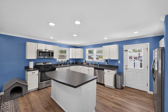 Building Photo - Updated Single-Family Home for Rent in Fairlawn