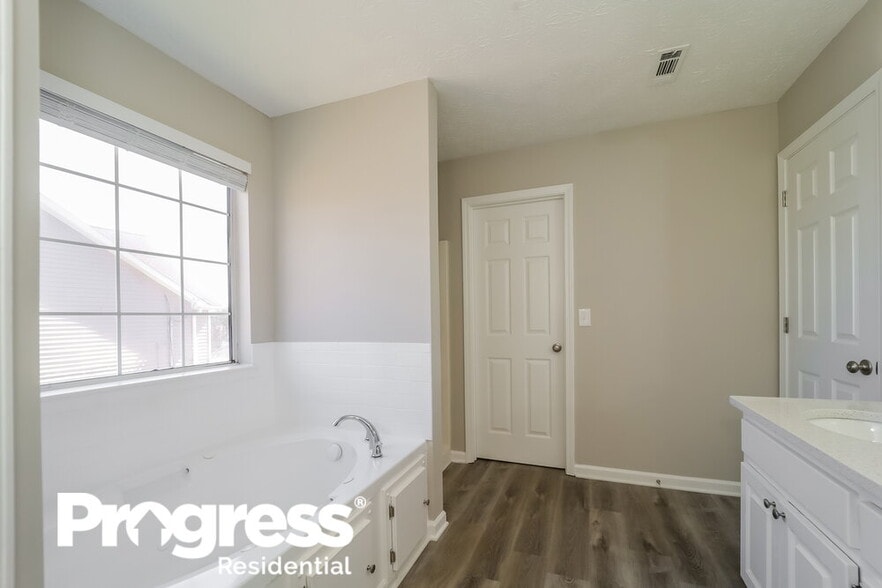 Building Photo - 2710 Luke Dr