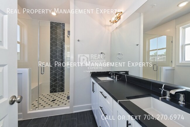 Building Photo - 2140 Terwilliger Terrace