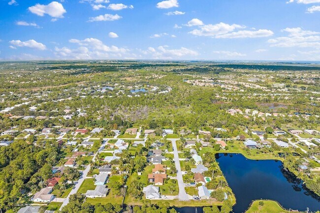 Building Photo - 5854 SE Orange Blossom Trail