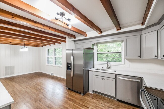 Building Photo - 418 Foothill Dr