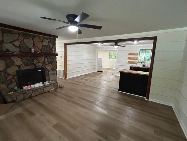 Building Photo - 1423 Woody Dr