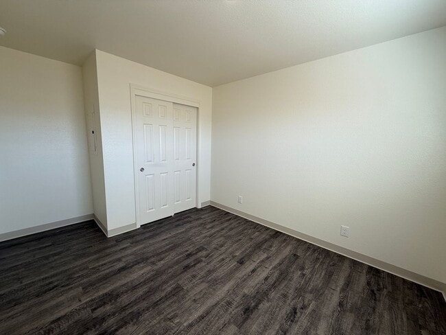Building Photo - Large Brand New 2 Bedroom Apartment with Patio