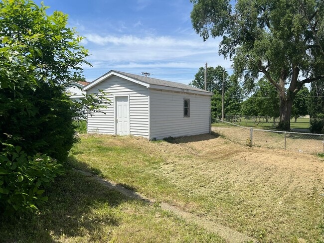 Building Photo - 2 Bedroom 1 Bath w/Garage and in unit Washer/Dryer